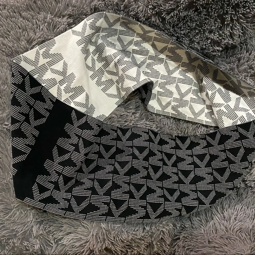 Michael Kors Black White Signature Infinity Scarf - Picture 2 of 3